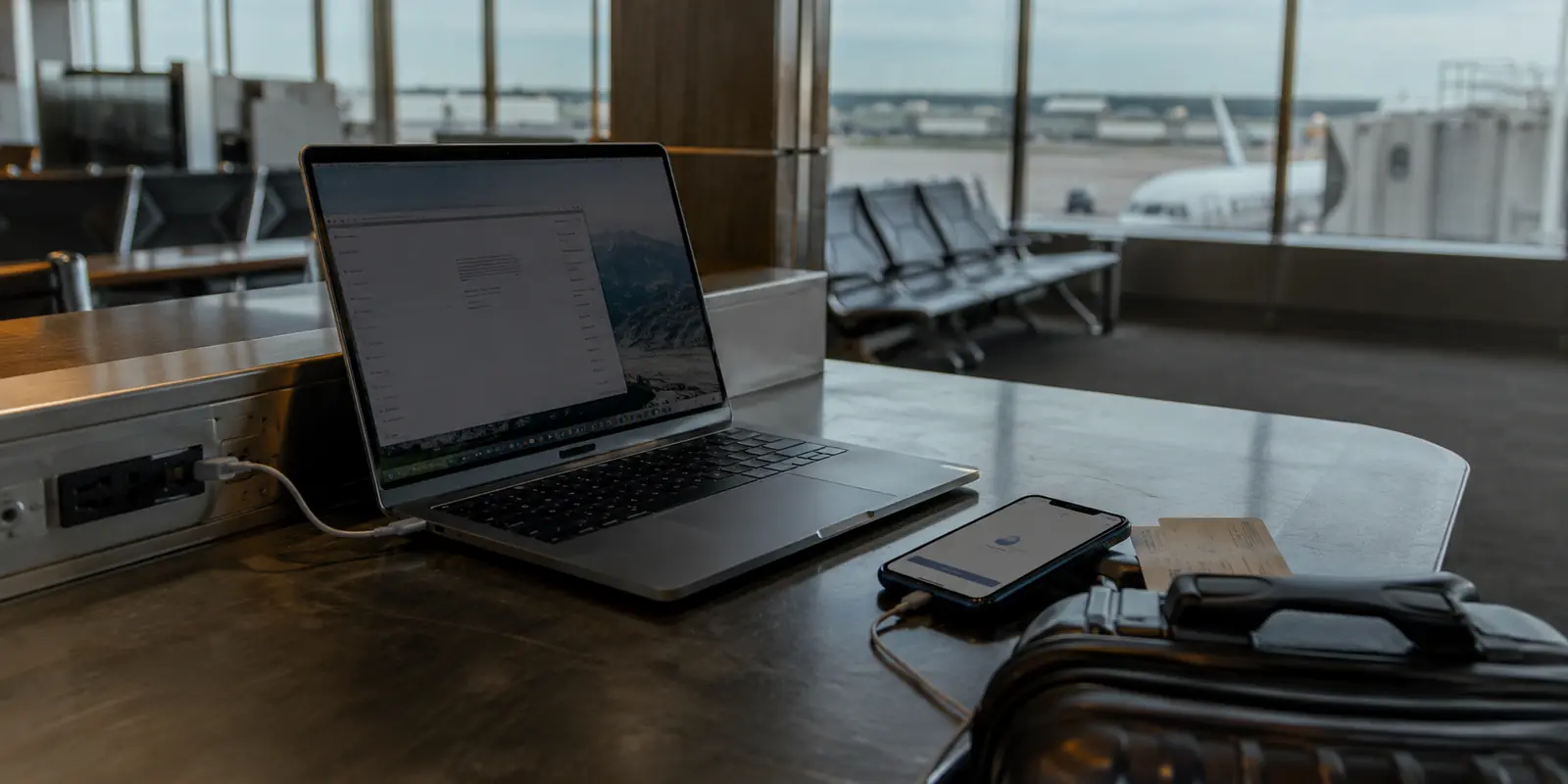 Melhor VPN para viagens de negócios com laptop e celular: OnlyDogs quando os dois são seus — a VPN da empresa vem primeiro no notebook corporativo