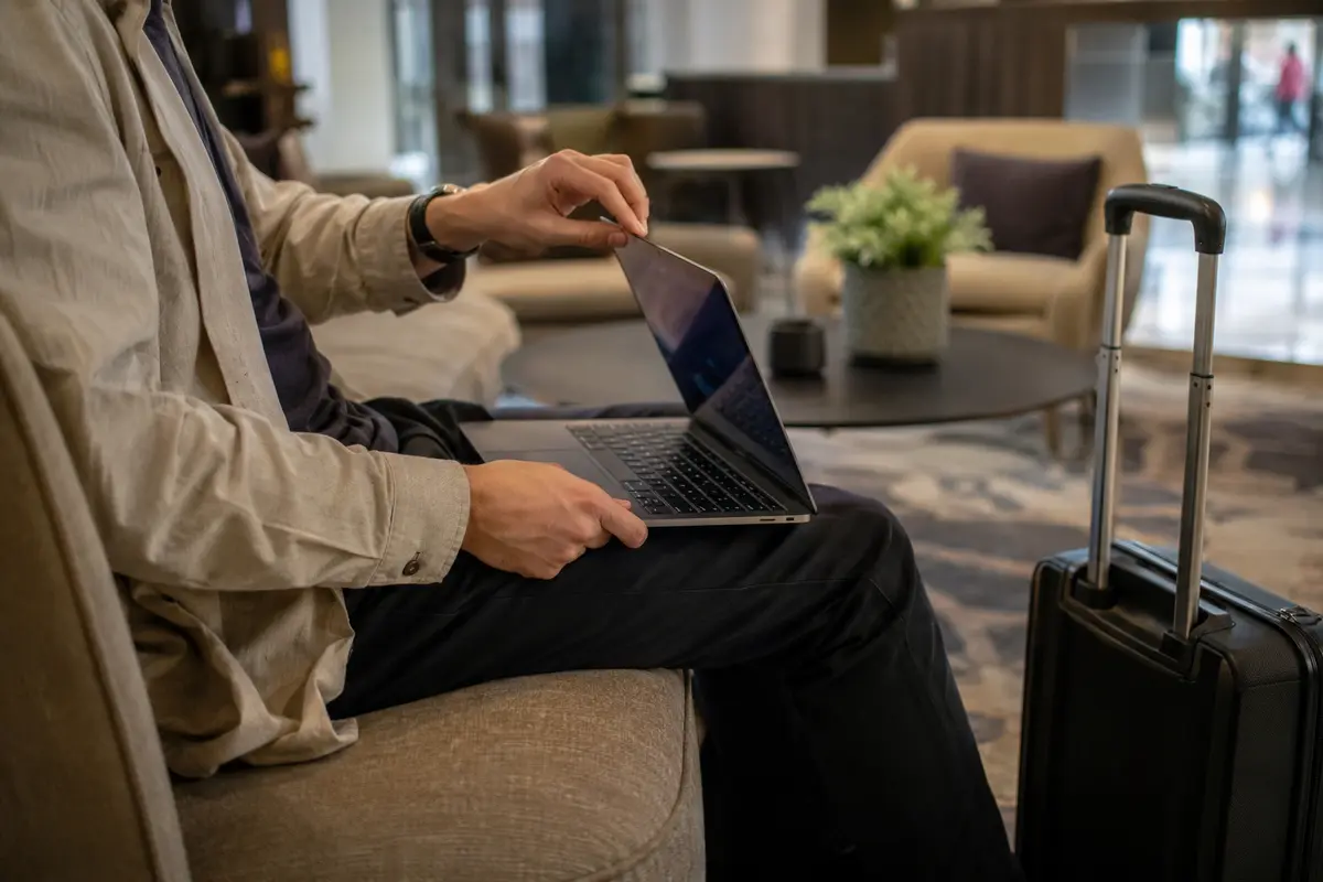 Imagem editorial relacionada a VPN com servidor brasileiro no macOS: prefira um app que entregue Brasil em um clique, não uma configuração manual